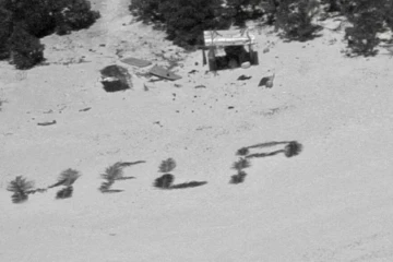 "Help" : des naufragés secourus sur une île du Pacifique grâce à un message sur le sable