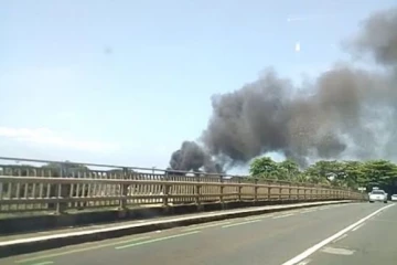 Peu avant 13 heures, les pompiers maîtrisaient un incendie dans le bus d\'un groupe de personnes de troisième âge dans le quartier de Beauvallon à Saint-Benoît. (Photo Radar 974 - Liily Pretty)