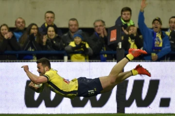 Le centre de Clermont Damien Penaud aplatit un essai face à Bayonne au stade Michelin, le 18 février 2017