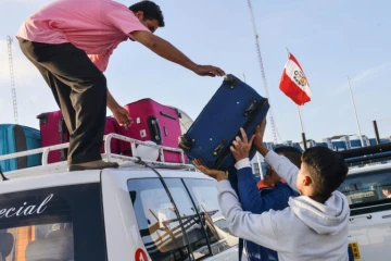 Des Vénézuéliens chargent un véhicule avec leurs affaires avant de fuir vers Tumbes au Pérou, le 23 août 2018