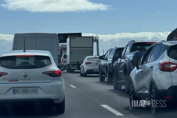 voiture du feu sur la route du littoral avec embouteillages sur la possession