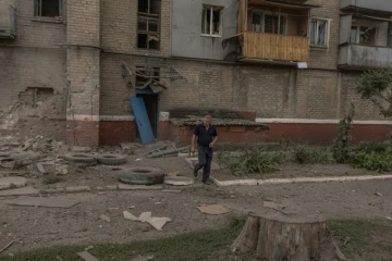 Un habitant sort d'un immeuble résidentiel endommagé à Novogrodivka, près de la ligne de front, dans la région de Donetsk, le 4 août 2024 en Ukraine