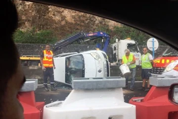 Voiture sur le flanc canal bichique