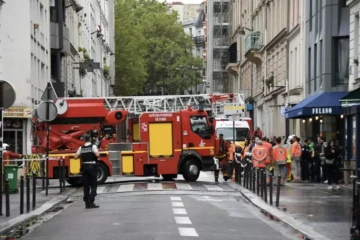 Un camion de pompiers sur les lieux de l'explosion dans le 18e arrondissement de Paris, le 5 août 2023 ( AFP / Bertrand GUAY )