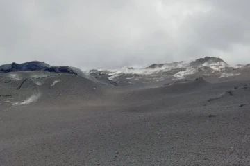 Piton de la Fournaise : un flanc est enfoui sous la coulée