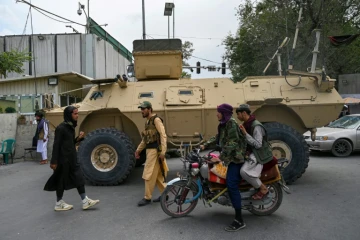 Des talibans patrouillent dans les rues de Kaboul à bord d'un blindé américain, le 17 août 2021