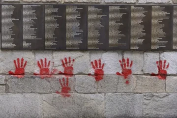 Tags "mains rouges" au Mémorial de la Shoah à Paris : trois Bulgares arrêtés