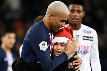 C'était jour de fête au Parc des Princes et pour ce jeune supporter déguisé en Père Noël dans les bras de Kylian Mbappé, double buteur contre Amiens, le 21 décembre 2019  