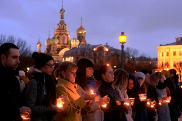 Des personnes se recueillent à la mémoire des victimes de l'attentat dans le métro,  le 5 avril 2017 à Saint-Pétersbourg