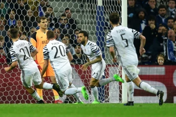 Face au portier de Porto Iker Casillas, les joueurs de la Juventus célèbrent le but de Dani Alves (3e de gauche), le 22 février 2017 lors du 8e de finale aller de C1 au stade Dragao