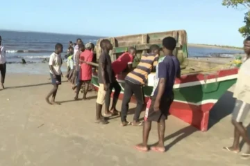 Image tirée d'une vidéo obtenue par l'AFPTV auprès de TVM, le 8 avril 2024, montrant le bateau qui a coulé au large de la côte nord du Mozambique, faisant au moins 97 morts ( TVM / - )