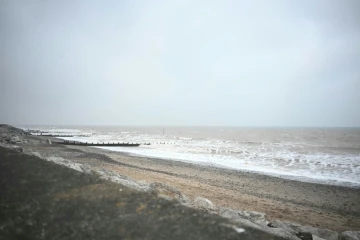 Une plage à Withernsea, en mer du Nord où un cargo et un pétrolier sont entrés en collision, le 10 mars 2025 sur la côte est de l'Angleterre