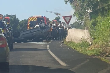 accident, route, embouteillage, voiture sur le toit, spectaculaire