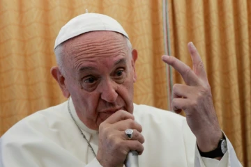 Le pape François répond à des journalistes dans l'avion qui le ramène d'Égypte, le 29 avril 2017