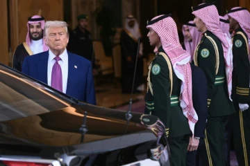 Le prince héritier saoudien Mohammed ben Salmane (g) regarde le président américain Donald Trump partir après une réunion bilatérale à Ryad, le 13 mai 2025