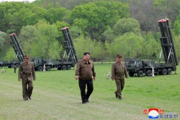 Cette photo prise le 22 avril 2024 et diffusée le lendemain montre le dirigeant nord-coréen Kim Jong Un (c) observant un exercice militaire simulant "une contre-attaque nucléaire", dans un lieu non divulgué en Corée du Nord