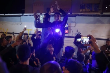 Des Palestiniens célèbrent à Khan Younès dans le sud de la bande de Gaza l'annonce d'un cessez-le-feu entre Israël et le Hamas, le 15 janvier 2025 ( AFP / BASHAR TALEB )