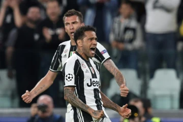Les deux buteurs de la Juventus face à Monaco Mario Mandzukic et Dani Alves, en demi-finale retour de Ligue des champions, le 9 mai 2017 à Turin