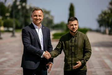 Le président ukrainien Volodymyr Zelensky reçoit son homologue polonais Andrzej Duda, le 23 août 2022 à Kiev
