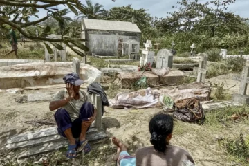 Le cimetière de Mahanoro, à Madagascar, ce samedi 6 février : des tombes ont été détruites détruit par le vent et les inondations, sur le passage du cyclone.