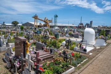 Préparatifs de la toussaint dans les cimetières du Port