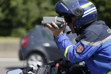 Un gendarme pendant un contrôle radar (photo d'illustration). © KENZO TRIBOUILLARD / AFP 