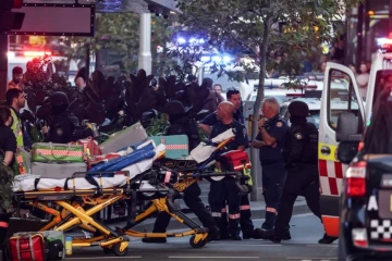 Des policiers entrent dans le centre commercial Westfield Bondi Junction à Sydney où a été perpertrée l'attaque au couteau, le 13 avril 2024