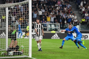 Le défenseur de Naples Kalidou Koulibaly (d) inscrit le but de la victoire à domicile face à la Juventus 1-0 le 22 avril 2018