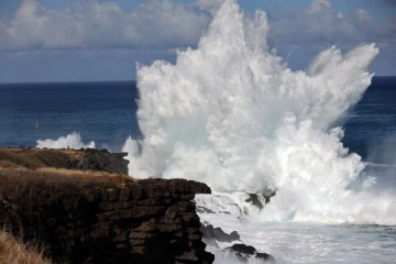 houle en bord de mer avec de grosses vagues