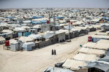 Des femmes marchent au milieu des tentes du camp de prisonniers jihadistes d'Al-Hol, dans le nord-est de la Syrie, le 2 août 2021 ( AFP / Delil SOULEIMAN )