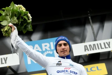 Le Français Julian Alaphilippe (Quick Step), le 6 mars 2017 à l'isssue de sa victoire à Amilly dans le Paris-Nice cycliste
