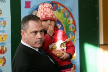 Le Britannique Robert Lawrie tient dans ses bras une petite réfugiée afghane de quatre ans, Bahar Ahmadi, avant son procès devant le tribunal correctionnel de Boulogne-sur-Mer, dans le Pas-de-Calais, le 14 janvier 2016