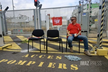 Le Port : un gréviste de la centrale EDF enchaîné au site en signe de protestation