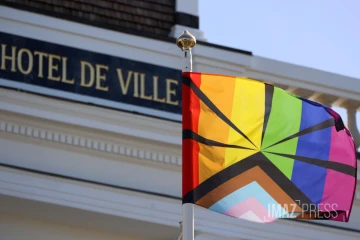Saint-Denis : levée de drapeau arc-en-ciel pour le mois des visibilités [?]