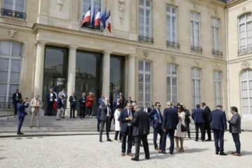 Des maires de communes touchées par les émeutes affluent au palais de l'Elysée pour une rencontre avec le président français Emmanuel Macron, le 4 juillet 2023 ( AFP / Ludovic MARIN )