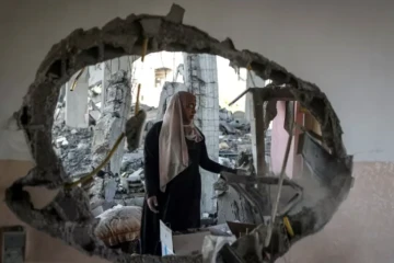 Une femme dans les ruines d'une maison, après un bombardement israélien à Rafah, dans le sud de la bande de Gaza, le 20 avril 2024 ( AFP / - )