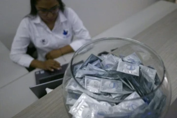 Des préservatifs mis à disposition gratuitement dans une clinique de Cali, en Colombie, le 30 novembre 2023 ( AFP / JOAQUIN SARMIENTO )