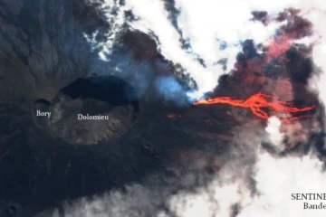 Le piton de la fournaise vu de l'espace