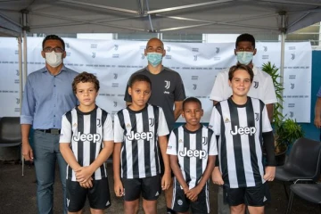Remise de tenues et de récompenses à la Juventus Academy du Port 