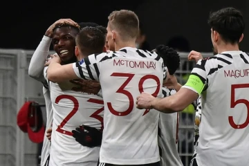 La joie du milieu de terrain de Manchester United, le Français Paul Pogba, félicité par ses coéquipiers après avoir ouvert le score contre l?AC Milan, lors de leur match retour de Ligue Europa, le 18 mars 2021 au stade San Siro