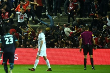 Des supporters lillois tombent après la chute d'une barrière dans une tribune, le 30 septembre 2017 au stade de la Licorne à Amiens