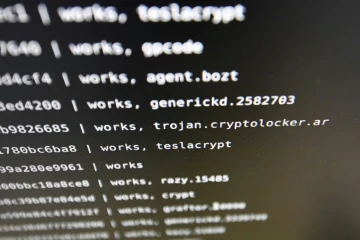 Le Parquet de Paris a ouvert vendredi une enquête après la vague de cyberattaques qui a touché plusieurs pays, dont la France où elle a perturbé la production du fleuron automobile Renault, a-t-on appris samedi de source judiciaire.