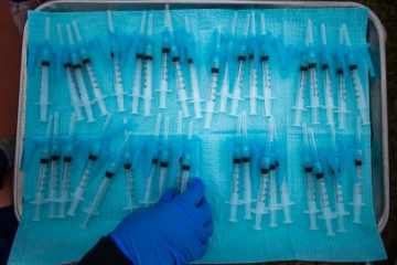 Préparation de vaccins Moderna contre le Covid-19, pour les administrer aux habitants de Los Angeles, en Californie, le 16 février 2021