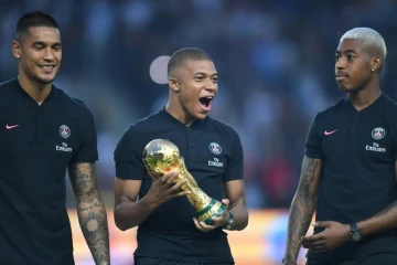 L'attaquant du PSG Kylian Mbappé avec la Coupe du Monde entouré du gardien Alphonse Areola et du défenseur Presnel Kimpembé, le 12 août 2018 au Parc des Princes avant le match de Ligue 1 contre Caen