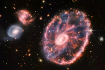 Image composite de la galaxie de la Roue du chariot prise par le télescope spatial James-Webb, 