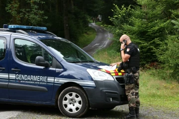 Un gendarme participant aux recherches pour tenter de localiser Lina, le 1er août 2024 à Anould, dans les Vosges 