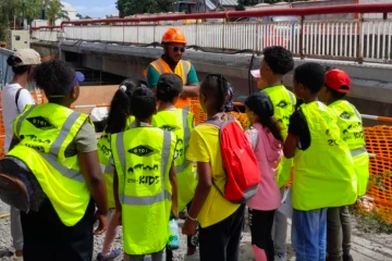 Saint-Denis : des élèves en balades autour du pont de La Providence 