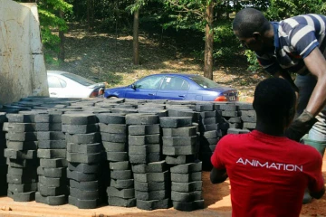 Des Camerounais pavent le sol avec des pavés fabriqués avec des déchets plastiques recyclés, le 1er février 2016 à Yaoundé 