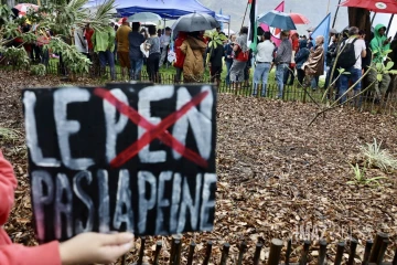 Face à l'extrême droite, faible mobilisation à Saint-Denis et surtout beaucoup de pluie [?]