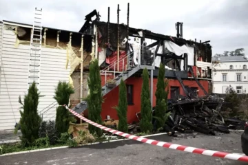 Des pompiers travaillent à l'endroit où un incendie s'est déclaré dans un centre de vacances pour personnes handicapées à Wintzenheim, dans l'est de la France, le 9 août 2023 ( AFP / Sebastien BOZON )